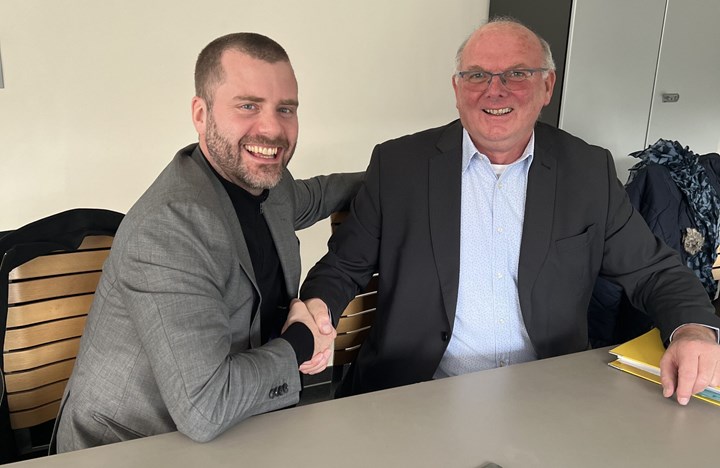 <p>Robert Jönsson tillsammans med chokladmakaren Guido vars bolag Rochefort Chocolat Tipe nu äger 50 procent av.</p>
