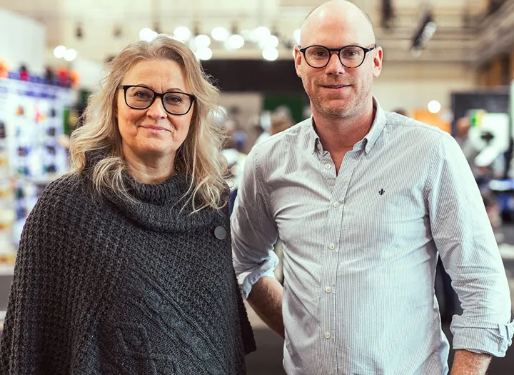 <p>Eva Francke ny kontaktperson på Elmia för Nordic Profile Fair Hybrid. Bredvid henne står före detta kontaktpersonen Jörgen Andersson.</p>
