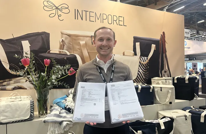 <p>En glad André Strandh håller upp labbrapporter från SGS på 248 sidor med ”prickfria” provsvar. ”Vi har inget att dölja”, säger han.</p>
