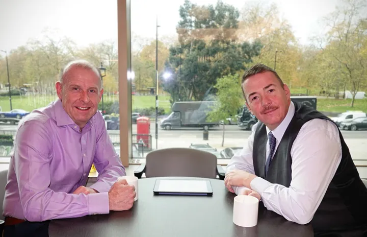 <p>John Davies, produktchef för arbetsflöden, Fujifilm Europa (till vänster) och John Morley, global försäljningsdirektör för partners, EPS (till höger)</p>
