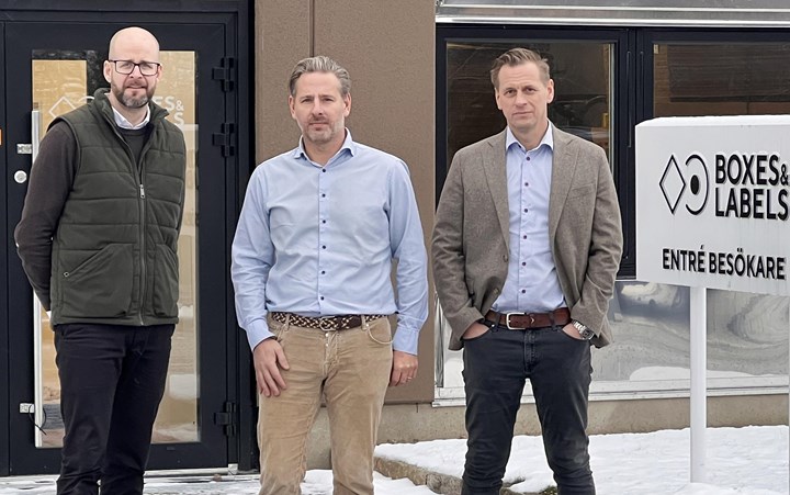 <p>Från vänster: Anders Wulff, teamledare för etiketter och flexibel förpackningar, Visutech; Dennis Artursson, vd, Boxes & Labels och Kalle Järnfors, produktionschef, Boxes & Labels.</p>
