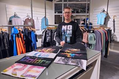 <p>Niels Rask vd för NS System framför t-shirts tryckta med den nya printern.</p>
