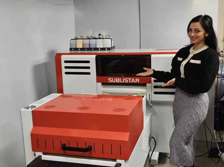 <p>Allprofile i Kongsberg är en av de som köpt en ny DTF-printer. På bilden syns säljchef Alya Tømmerås.</p>
