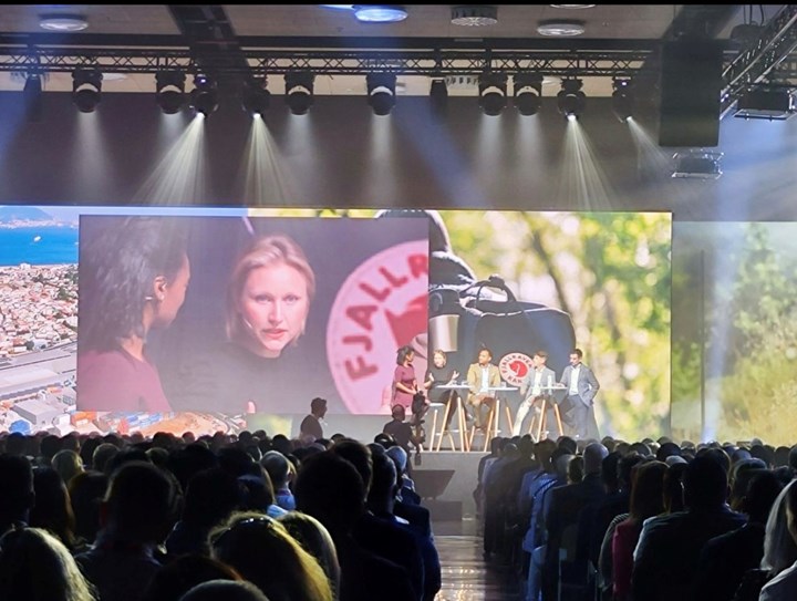 <p>På stora scen på Maersks säljkonferens i Barcelona medverkar PTS Askeroths vd Mikaela i ett panelsamtal framför nästan 3.000 deltagare.</p>
