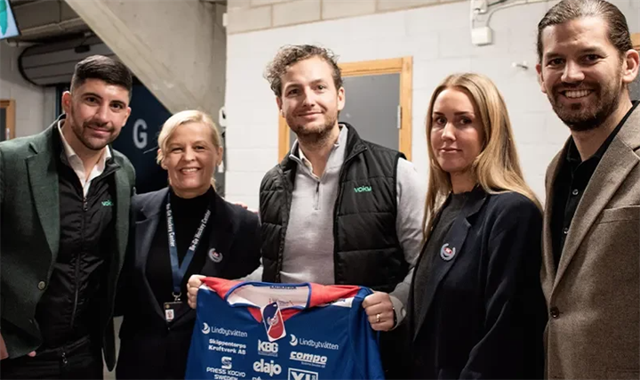 <p>Gänget på Voky tillsammans med representanter för Oskarshamns IK. </p>
