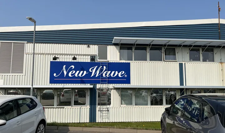 <p>Utanför New Wave Modes centrallager i Dingle.</p>
