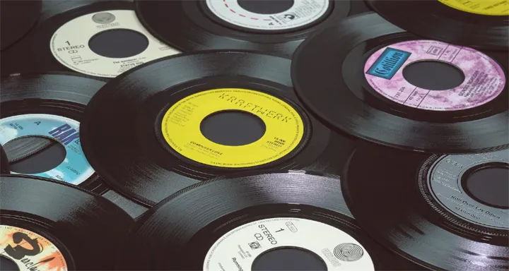 <p>Det börjar med vinyl och slutar med turnébussar.</p>
