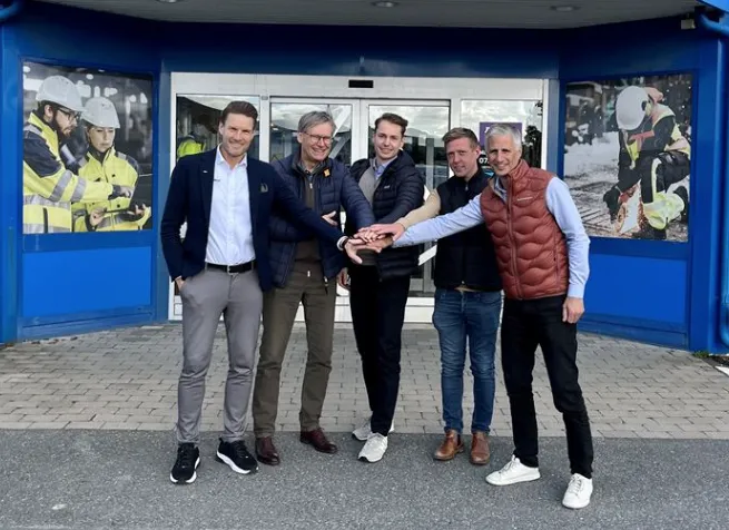 <p>Samling utanför en Ahlsellbutik.</p>
