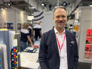 <p>Joakim Rutgersson, ansvarig för Spandex i Sverige, på den grafiska mässan i september.</p>

