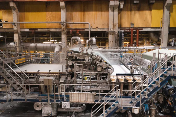 <p>Här tillverkas nya fibrer av återvunna kläder.</p>
