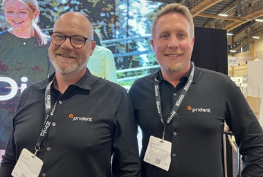 <p>Glada miner hos vd Lars Rubensson och produktchef Daniel Lindroos Schéle efter ett lyckat varumärkesbyte.</p>
