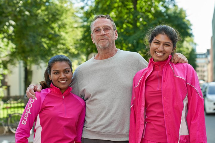 <p>Per Holknekt tillsammans med två cykelbud från Foodora i den nya uniformen.</p>
