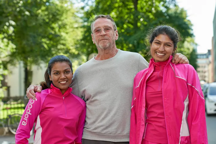 <p>Per Holknekt tillsammans med två cykelbud från Foodora i den nya uniformen.</p>
