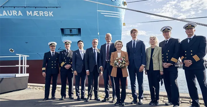 <p>Efter jungfrufärden döptes container fartyget till Laura av EU-parlamentetes Ursula von der Leyen.</p>
