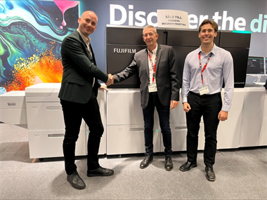 <p>Patrik Agblad på Visutech (t.v) skakar hand med Tore Löfvendahl, produktionschef på Sandéns Security Printing tillsammans med Jockum Carlbom, projektledare digitaltryck, på Sandéns Security Printing (th)</p>
