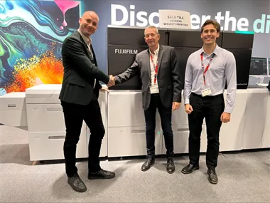 <p>Patrik Agblad på Visutech (t.v) skakar hand med Tore Löfvendahl, produktionschef på Sandéns Security Printing tillsammans med Jockum Carlbom, projektledare digitaltryck, på Sandéns Security Printing (th)</p>
