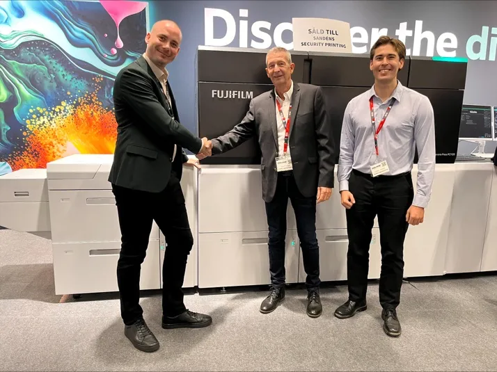 <p>Patrik Agblad på Visutech (t.v) skakar hand med Tore Löfvendahl, produktionschef på Sandéns Security Printing tillsammans med Jockum Carlbom, projektledare digitaltryck, på Sandéns Security Printing (th)</p>
