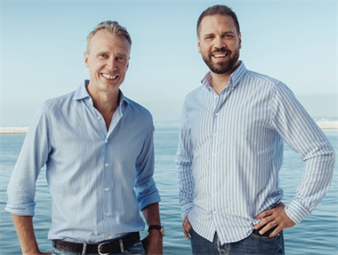 <p>Glada vd:ar på  respektive bolag efter sammanslagningen.</p>
