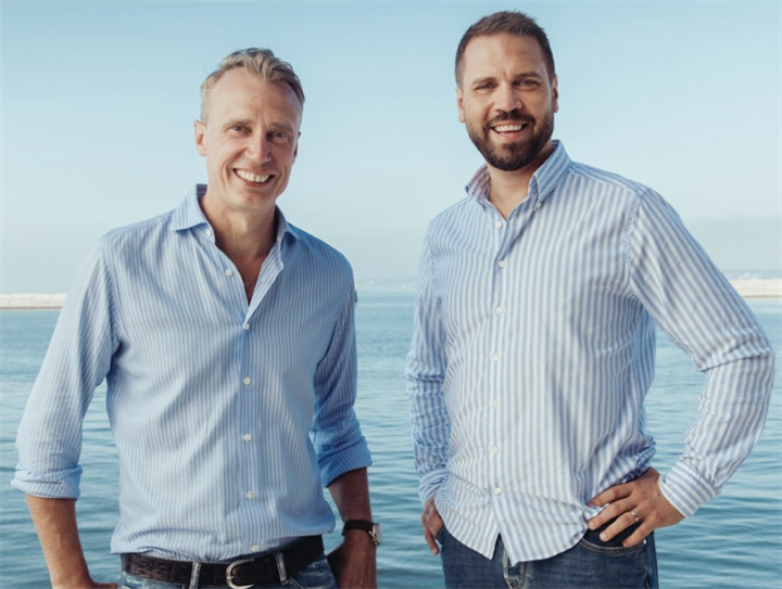 <p>Glada vd:ar på  respektive bolag efter sammanslagningen.</p>
