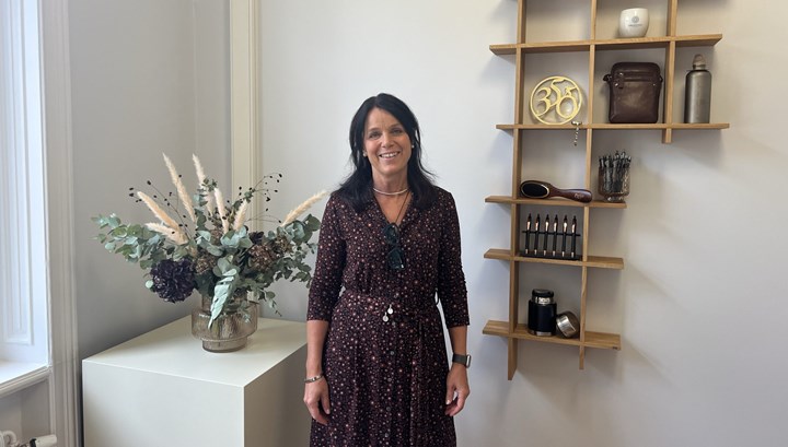 <p>Maria Olsson på PWA i det ”allmänna” konferensrummet. Till höger syns en av de hyllor vars innehåll är tänkt att kunna var utbytbart över dagen för den som hyr konferensrummet.</p>
