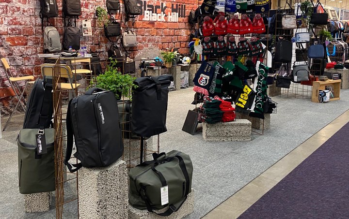 <p>Delar av Black Hills monter med den nya väskkollektionen Douglas i fokus.</p>
