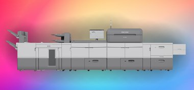<p>Ricoh Pro C9500 håller på att anpassas för att trycka tjockare kartongmaterial – i vissa fall även dubbelsidigt</p>
