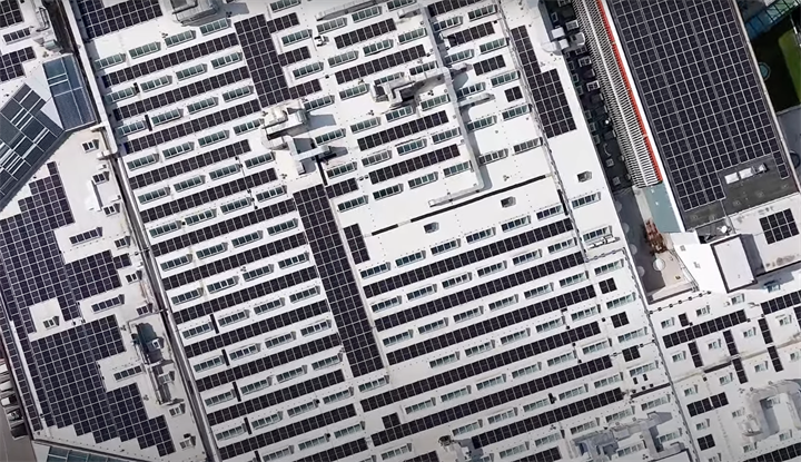 <p>Durst visar upp sina nya solceller i ett klipp på Youtube.</p>
