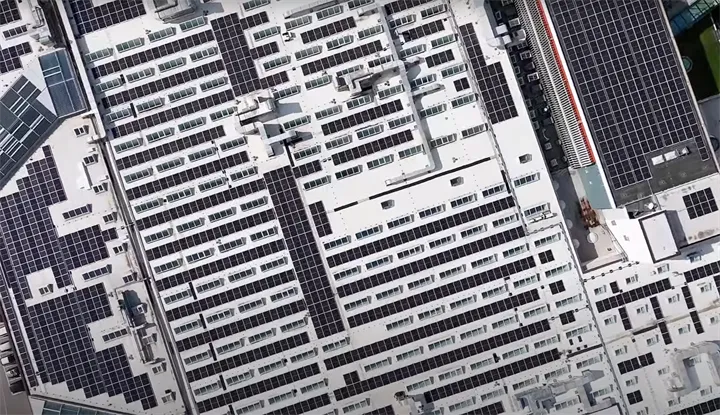 <p>Durst visar upp sina nya solceller i ett klipp på Youtube.</p>
