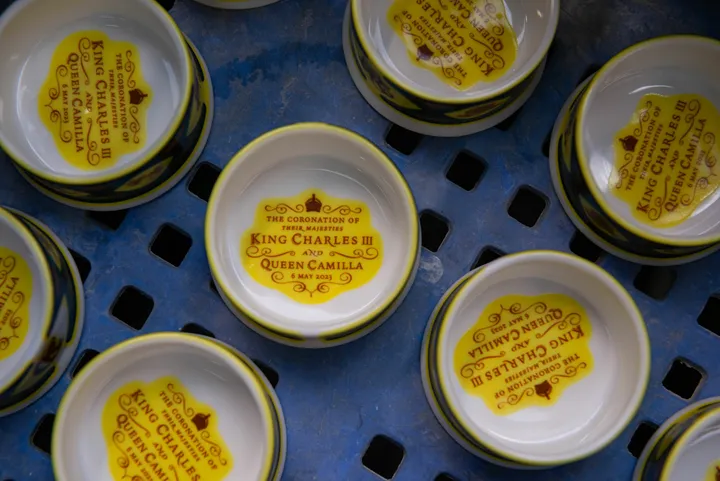 <p>I helgen kröntes Charles III och under sådana stunder är merch big buiness, här ser vi delar av det officiella porslinet framtaget av Royal Collection Trust.</p>

