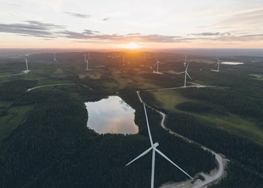 <p>Holmen Iggesund anslöt sig till Apples Clean Energy-program för leverantörer i år. Holmens vindkraftspark Blåbergsliden har 26 turbiner och ligger strax utanför Skellefteå, Sverige.</p>
