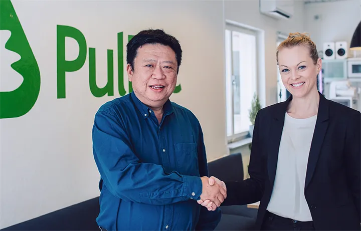 <p>Dato Dr. Donald Yap, vd för HZ Green Pulp skakar hand med Sanna Fager, PulPacs COO.</p>
