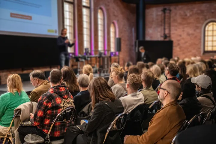 <p>Den 4 april arrangerade Berghs en “AI Unconference”, och mer än 250 personer deltog. Nu tar man fram en utbildning inom området.</p>
