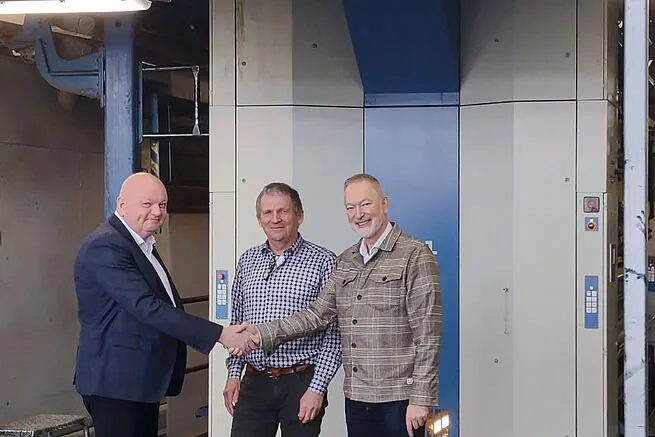 <p>Gert Nielsen (till vänster) och Henrik Quistgaard (i mitten) från Avis-Tryk, tillsammans med Håkan Rundén från Koenig & Bauer DK, är nöjda med ännu en tidningspress på Hornslet-anläggningen.</p>
