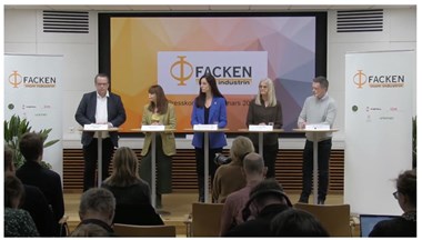 <p>Presskonferens på fredagskvällen.</p>
