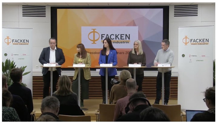 <p>Presskonferens på fredagskvällen.</p>
