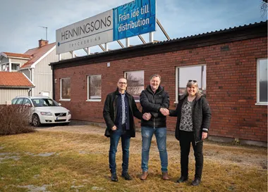 <p>Syskonen Dan och Eva<br />
Henningson tar i hand med Håkan Johansson (mitten) som är vd på Bokstaven</p>
