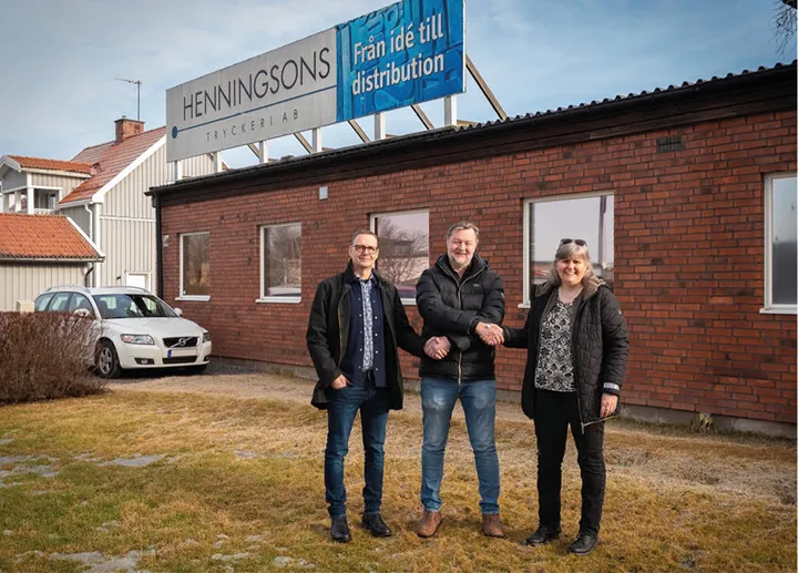 <p>Syskonen Dan och Eva<br />
Henningson tar i hand med Håkan Johansson (mitten) som är vd på Bokstaven</p>
