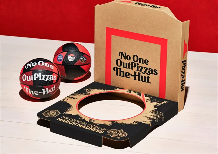 <p>Såhär ser pizzakartongen ut efter att den förvandlats till en basketkorg.</p>
