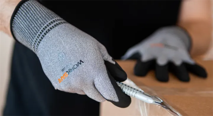 <p>Arbetshandskar delvis tillverkade av sockerbeta.</p>
