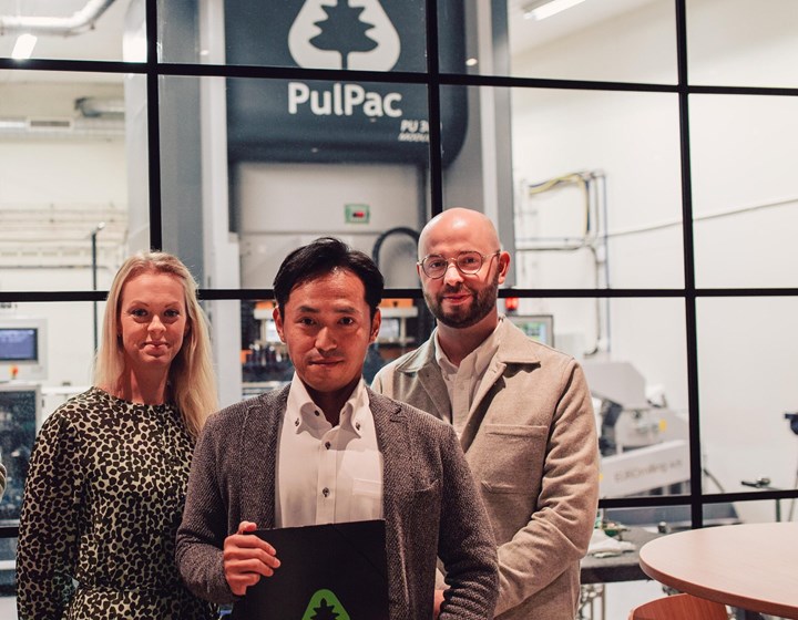 <p>Sanna Fager och Linus Larsson från Pulpac och Takehiro Ishihara Nippon Molding</p>
