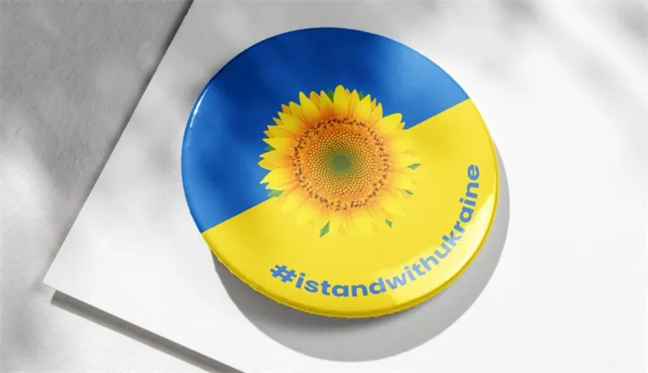 <p>Knapp föreställandes Ukrainas flagga med en solros som är deras landsblomma. Kostar 99 kronor och pengarna går oavkortat till att stötta Röda Korsets arbete.</p>
