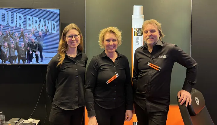 <p>Anni Sandgren (NWG), Camilla Fjordland (NWP) och Lars Hoväng (Meri) gjorde gemensam sak av att lyfta produktmedia på Profil & Promotion-mässan i Kista.</p>
