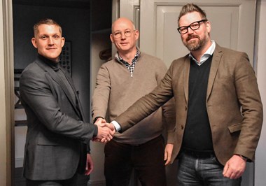 <p>Jens Olson, VD på Lessebo Paper, står till vänster och skakar hand med Trond Erik Isaksen, försäljningsdirektör på Livonia Print, och Markus Guldstrand production director, Bonnier Books.</p>
