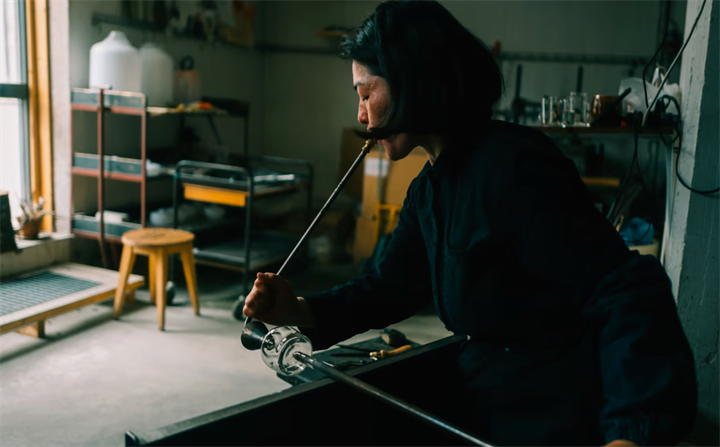 <p>Glasblåsning enligt gammal svensk teknik för att ta fram de perfekta glasen till premiumdryck från Jägermeister.</p>
