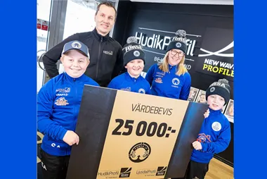 <p>Ett glatt gäng på Forsa IF som får pengar till klubbkassan från Hudikprofil.</p>
