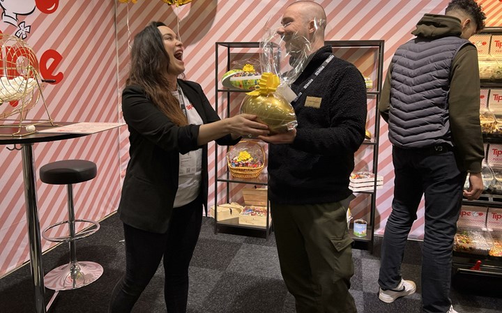 <p>En glad vinnare av ett påskägg på Nordic Profile Fair.</p>
