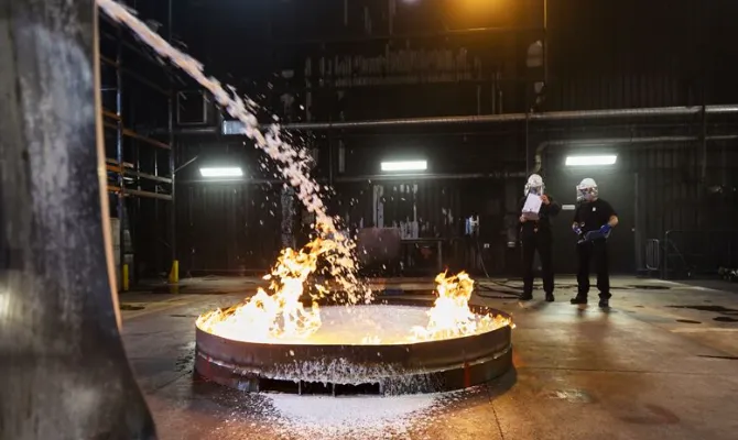 <p>Brandsläckning med PFAS-skum har genererat stora föroreningar runt om i Europa och världen, nu ska man hjälpas åt med med saneringen. </p>
