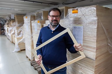 <p>Jørn Våraker på HG Media har fyllt lagret med canvas-ramar inför jul.</p>
