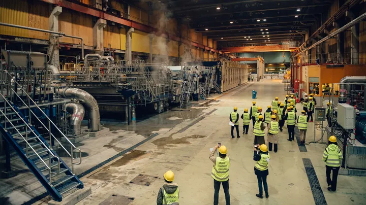 <p>Medarbetare på Renewcell i Sundsvall framför den första fullskaliga versionen av deras produktionslinje som invigdes nyligen.</p>
