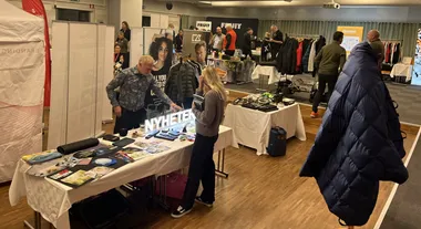 <p>Till vänster lyser nyheterna och till höger syns dunponchon som är central både i rummet och i det här reportaget.</p>
